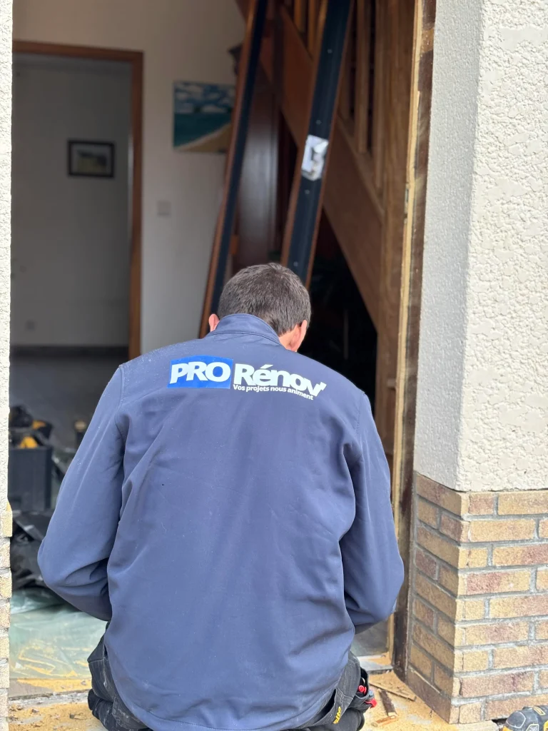 Visuel d'un employé pro renov en train d'exercer la menuiserie.