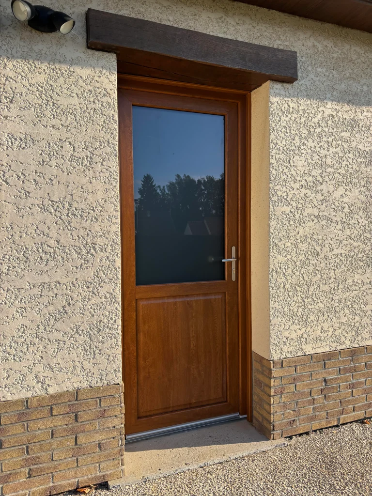 Visuel d'une porte en bois faite sur mesure.