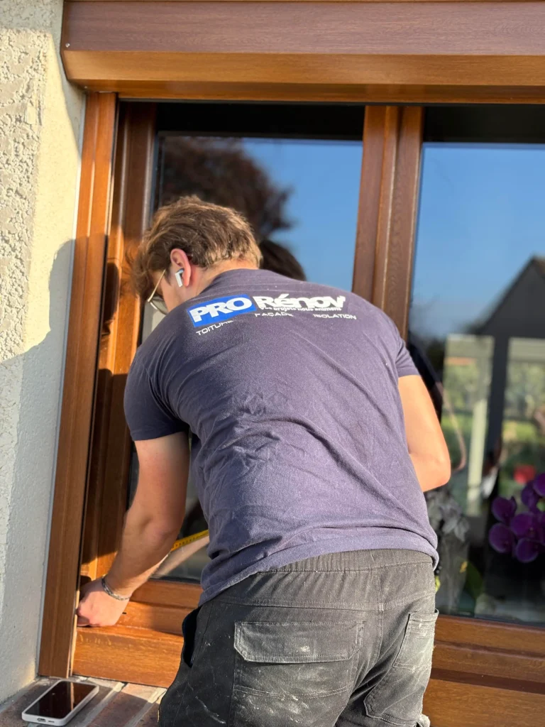 Employé Pro Renov en train de changer une fenêtre.