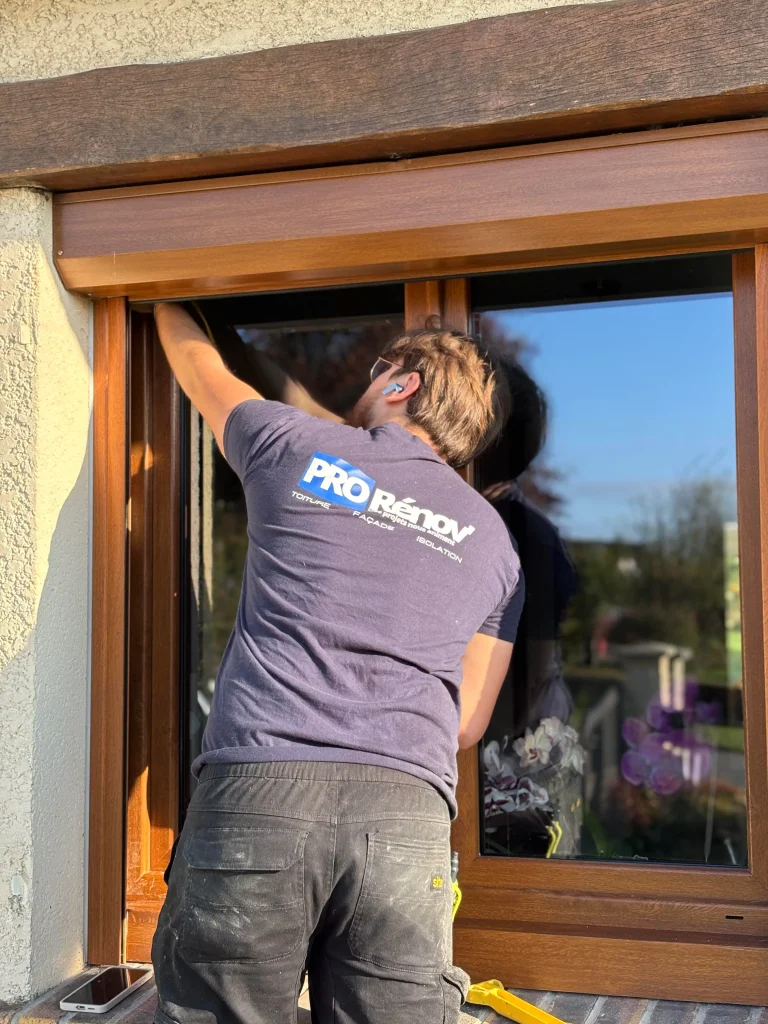 Employé Pro Renov en train de changer une fenêtre.
