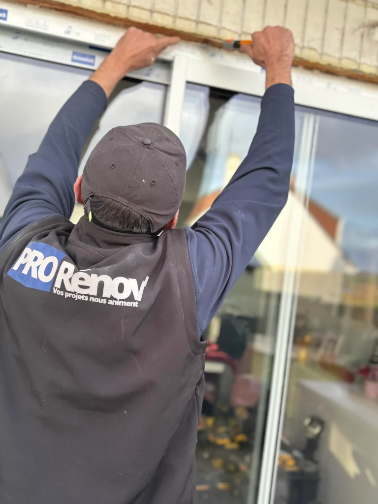 Employé Pro Renov en train d'installer une fenêtre.